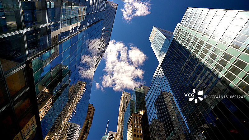 金融概念，天空下的办公大楼图片素材