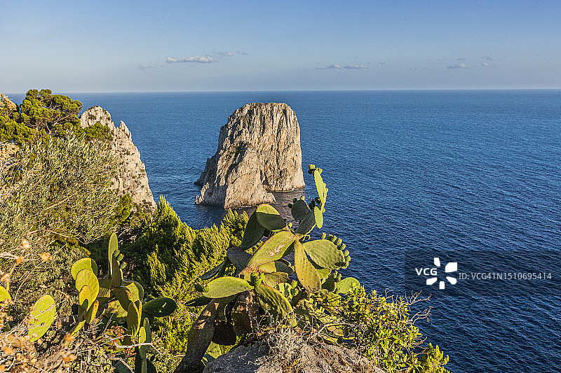 卡普里岛：从特拉加拉观景台看到的法拉廖尼图片素材