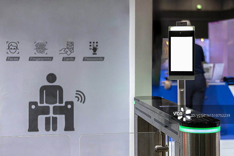 商务办公楼的电子门禁安全门图片素材