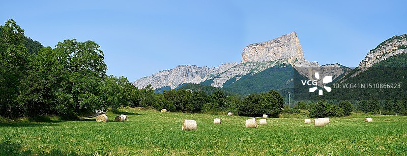 艾吉耶山下的干草堆图片素材