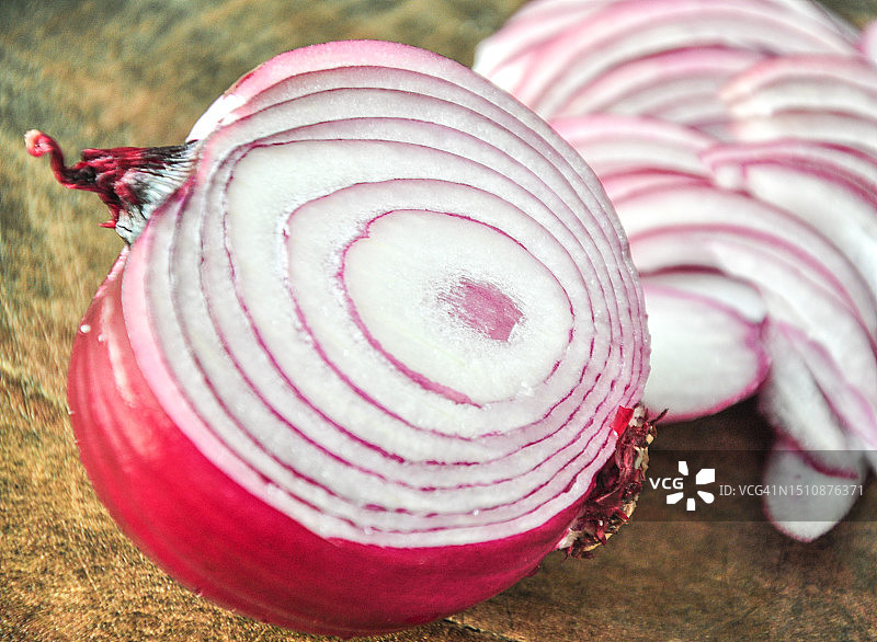 砧板上的红洋葱切片图片素材