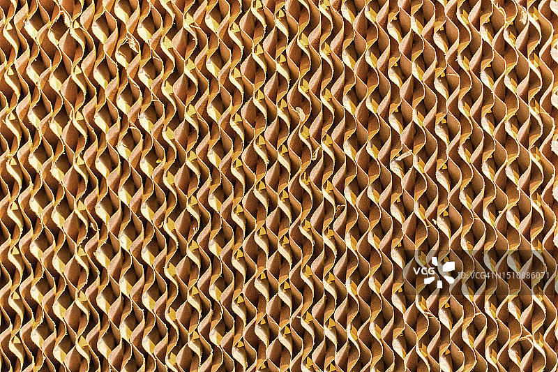 仓库中堆叠的瓦楞纸箱 - 物流行业的纸板运输和存储包装图片素材