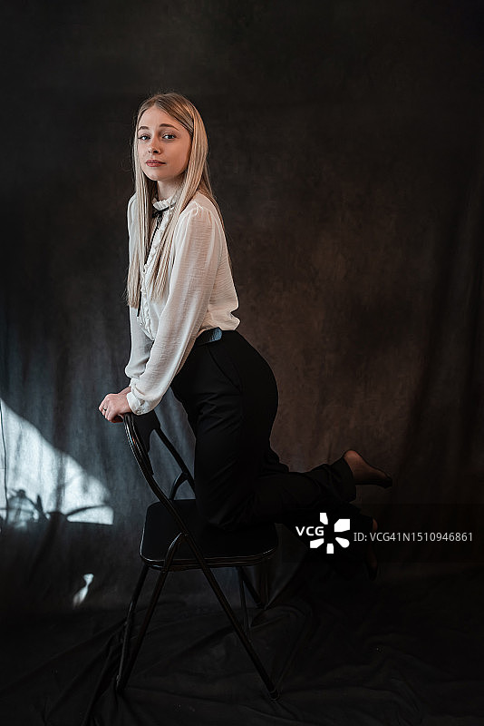 坐在椅子上的金发白人性感女人肖像图片素材