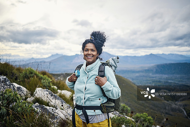 女人通过徒步旅行探索塔斯马尼亚荒野的原始之美图片素材