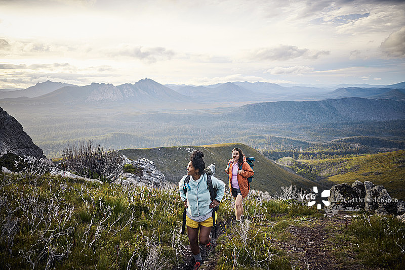 女性徒步穿越塔斯马尼亚原始荒野图片素材