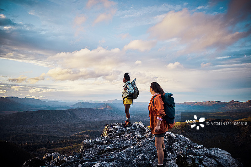 女徒步旅行者在塔斯马尼亚徒步欣赏美景图片素材