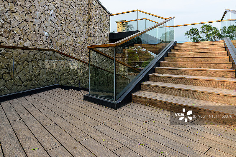 公园里的木地板走道图片素材