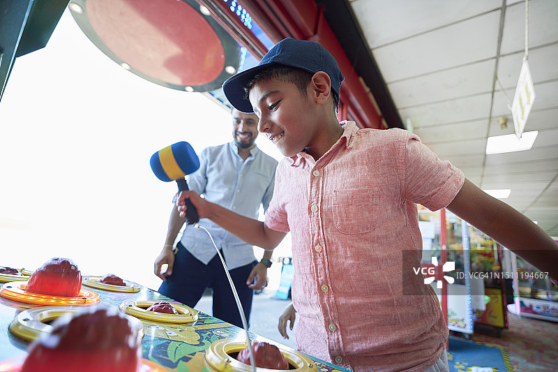 父子度假时玩街机游戏图片素材