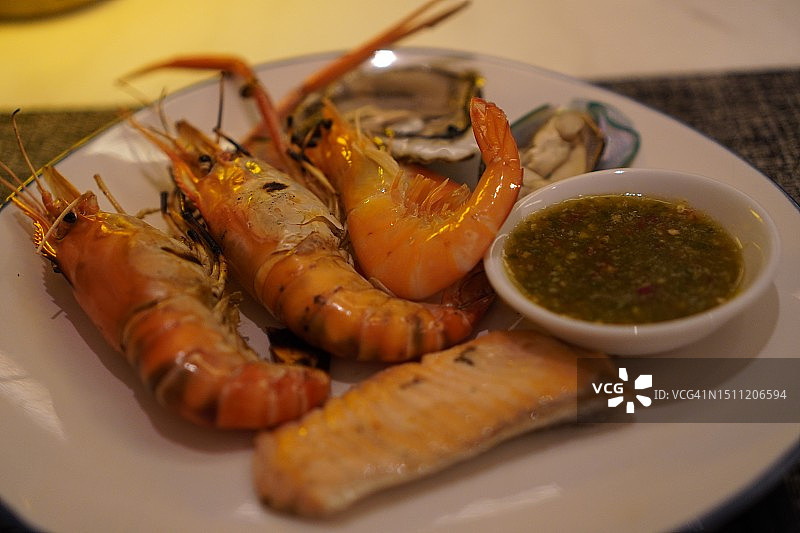 烤虾和蒸烤三文鱼配海鲜酱图片素材