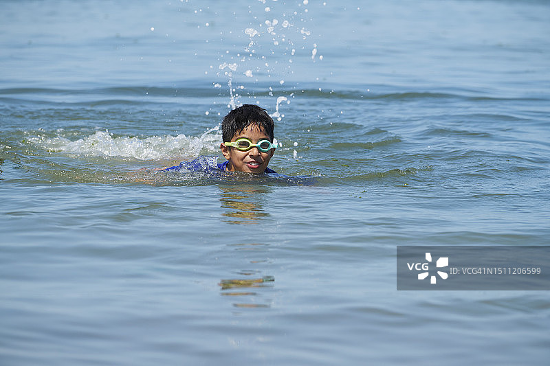 游泳的男孩图片素材