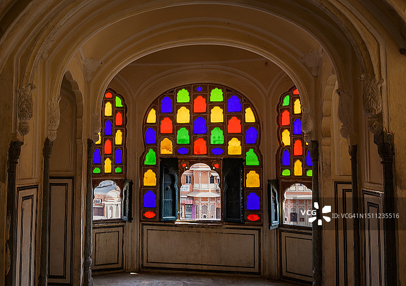 鲜艳的彩色玻璃窗图片素材