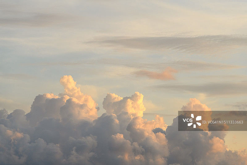 日出时分天空中的壮观云彩图片素材
