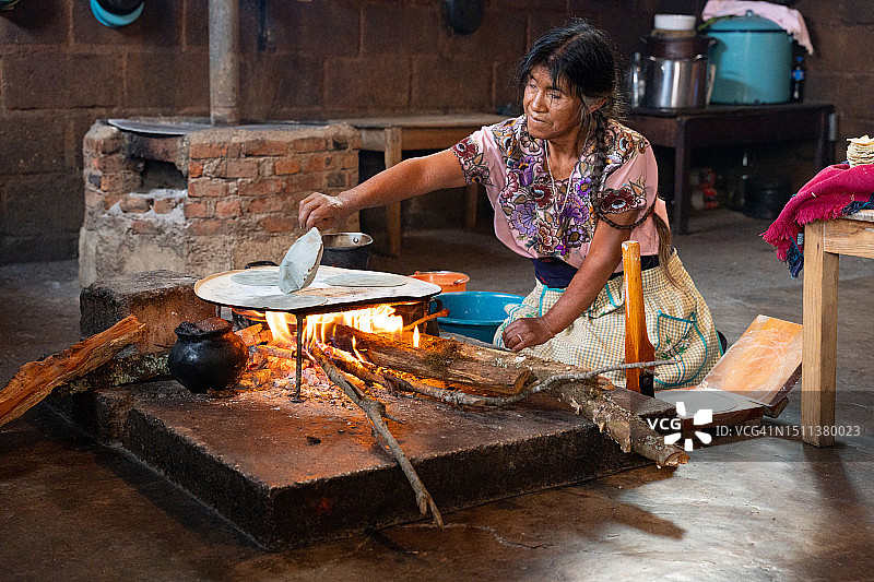 制作墨西哥玉米饼的年长女性图片素材