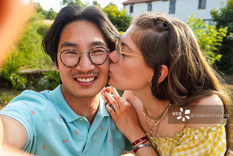 与伴侣享受假期图片素材