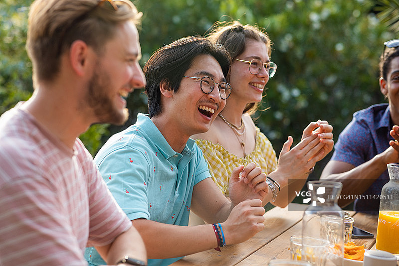 与朋友共度的美好时光图片素材