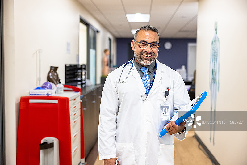 微笑的英俊医生 портрет图片素材