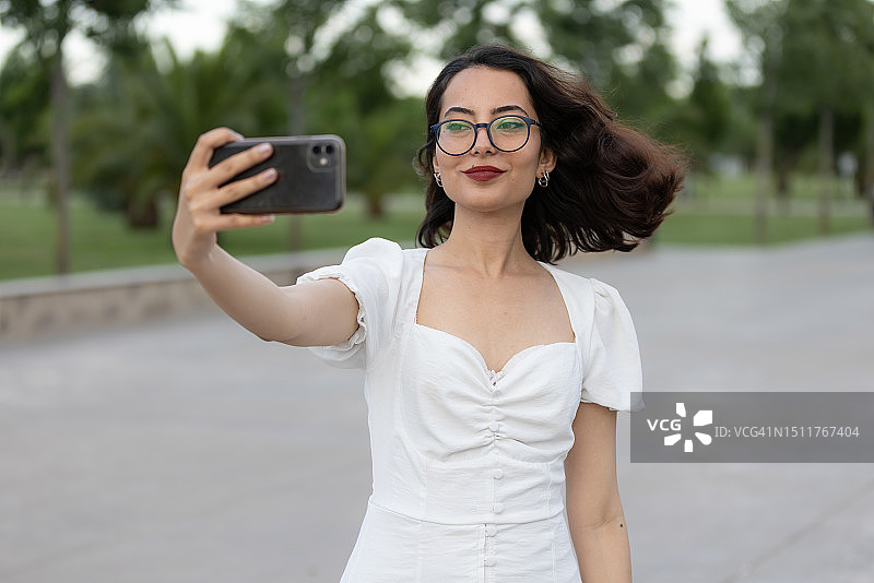 年轻女子在户外自拍图片素材