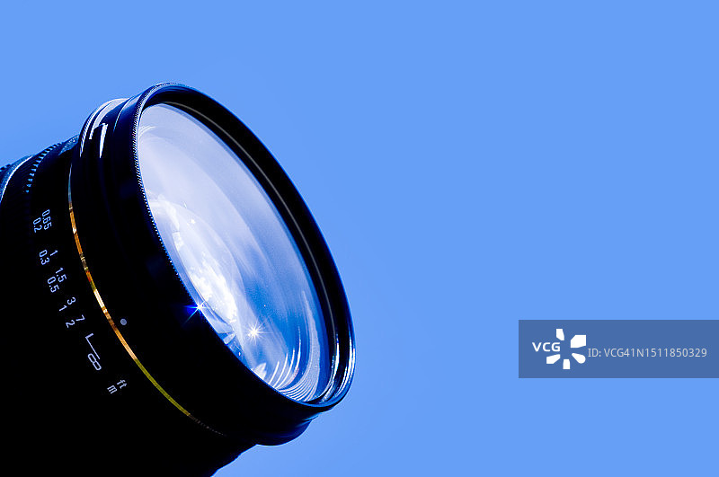 蓝色背景上的相机镜头图片素材