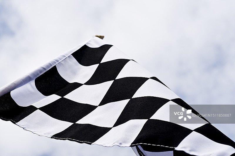 单座开轮赛车与方格旗图片素材