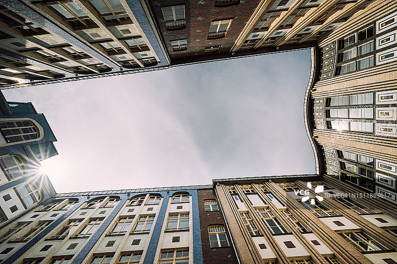 仰视视角拍摄的德国柏林哈克庭院图片素材