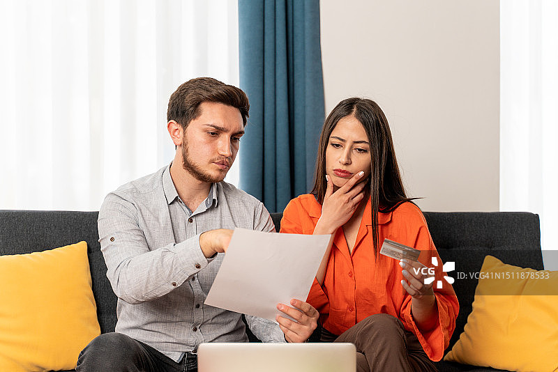 有压力的白人夫妇，他们正试图筹钱偿还信用卡债务图片素材