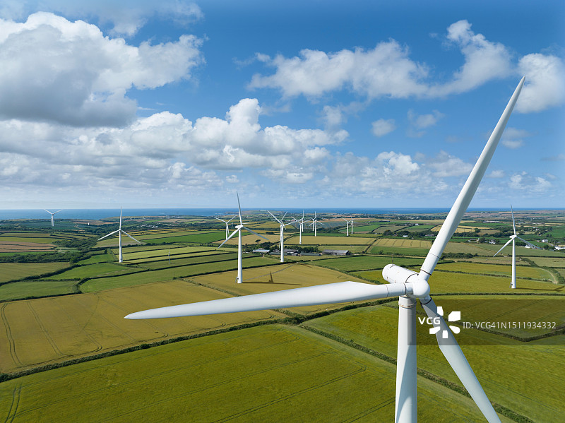 乡村田野中的风力涡轮机图片素材