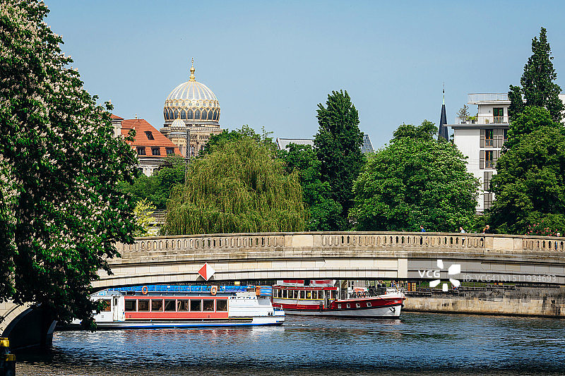 德国柏林施普雷河上的船只（新犹太教堂景观）图片素材