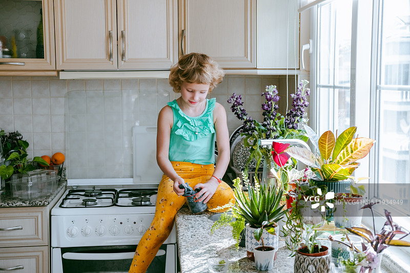 可爱的女儿在厨房洗碗，温馨的家庭生活图片素材