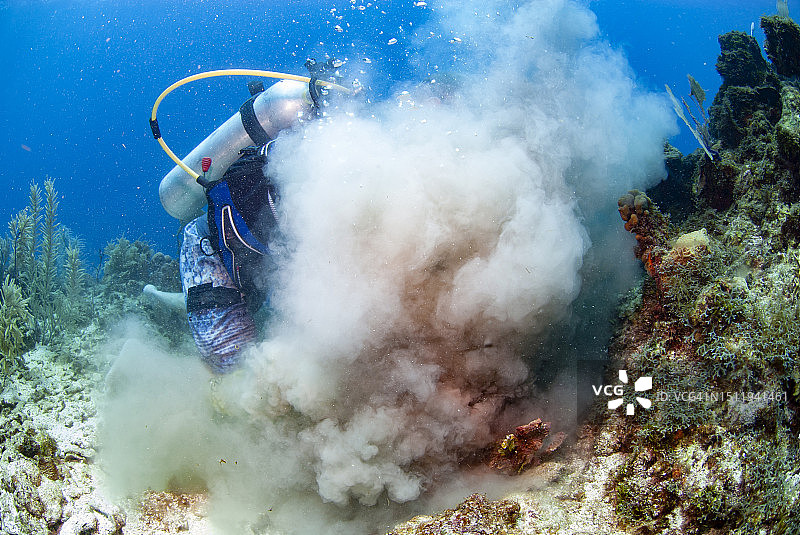 水泥系泊浮标安装图片素材