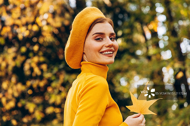 享受秋天的漂亮女人图片素材