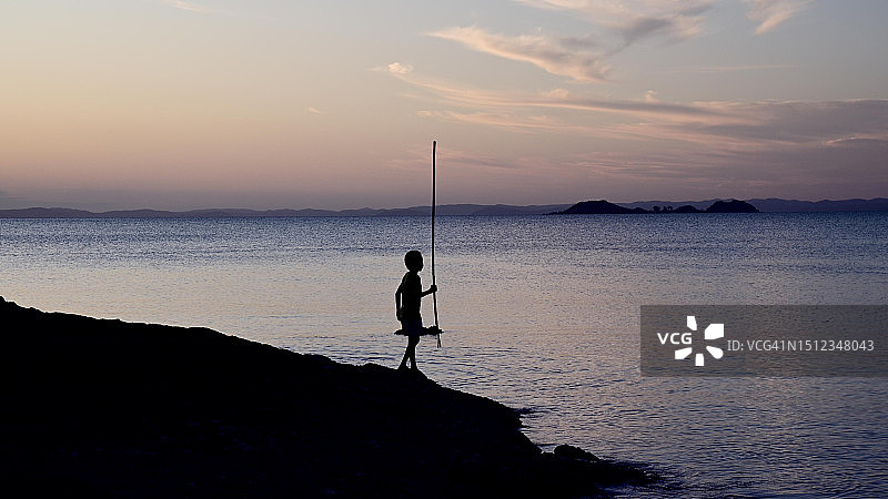在约克角昆士兰州用矛捕猎海鲜的澳大利亚土著男孩图片素材
