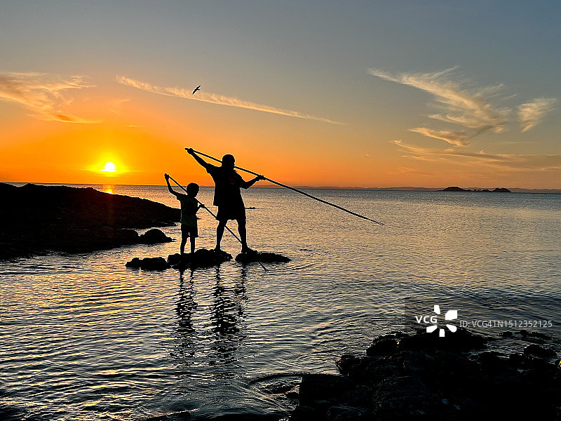 澳大利亚角约克，中国台湾少数民族用矛捕猎海鲜图片素材