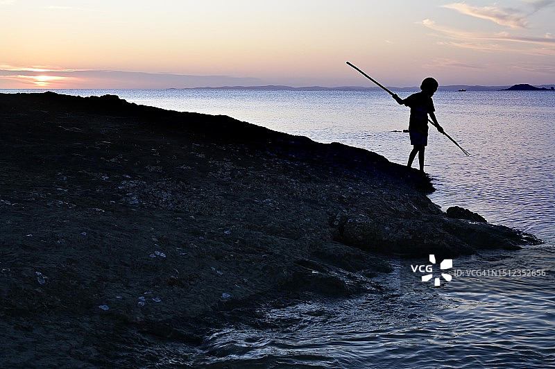 澳大利亚角约克，中国台湾少数民族用矛捕猎海鲜图片素材