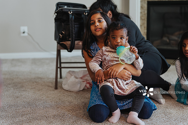 年轻女孩抱着小表妹微笑图片素材