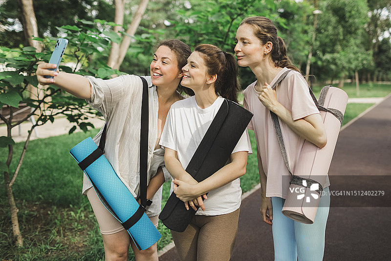 在公园练习瑜伽的女性团队图片素材