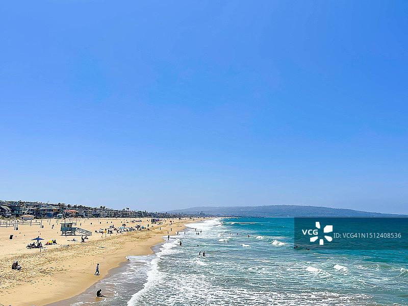 曼哈顿海滩冲浪区附近的沙滩上的人们图片素材