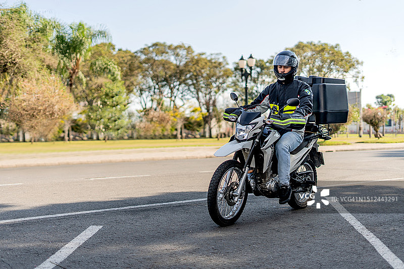 配送员到达目的地，摩托快递员图片素材