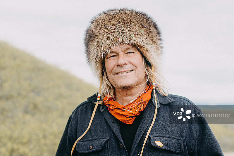 戴毛皮帽的男人图片素材