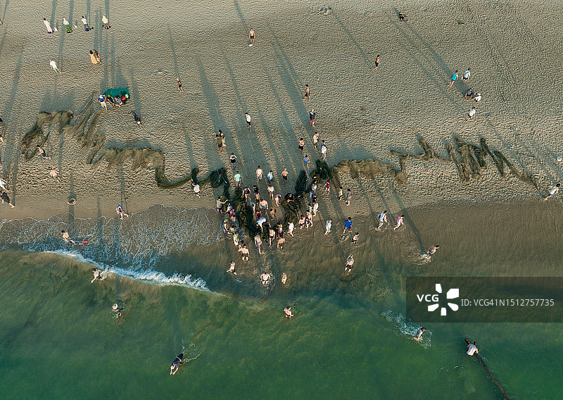 岘港美溪海滩拉网场景航拍照片图片素材