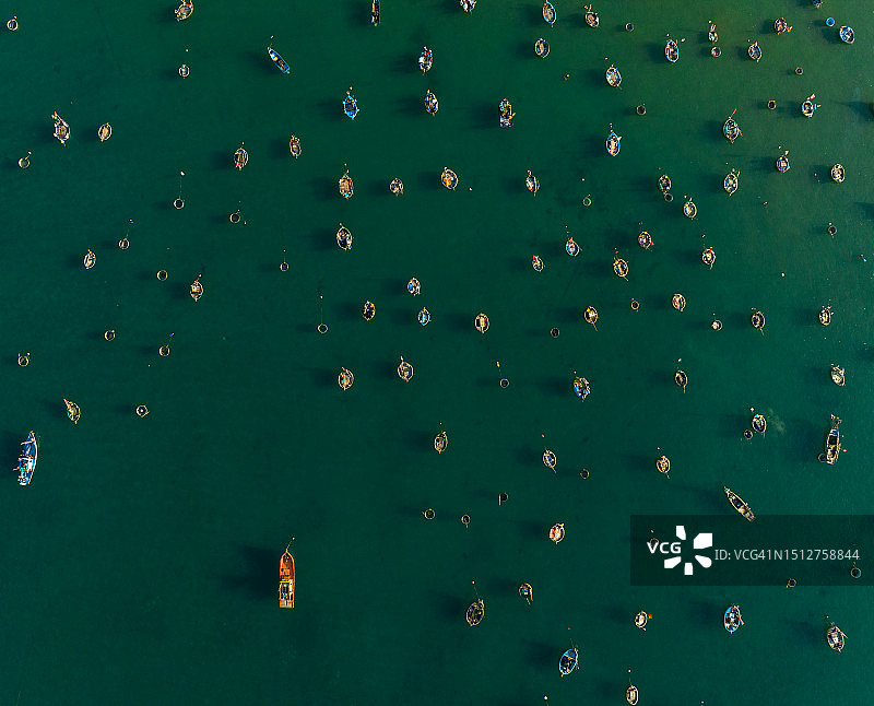 岘港市山茶半岛附近清晨的船坞抽象航拍照片图片素材