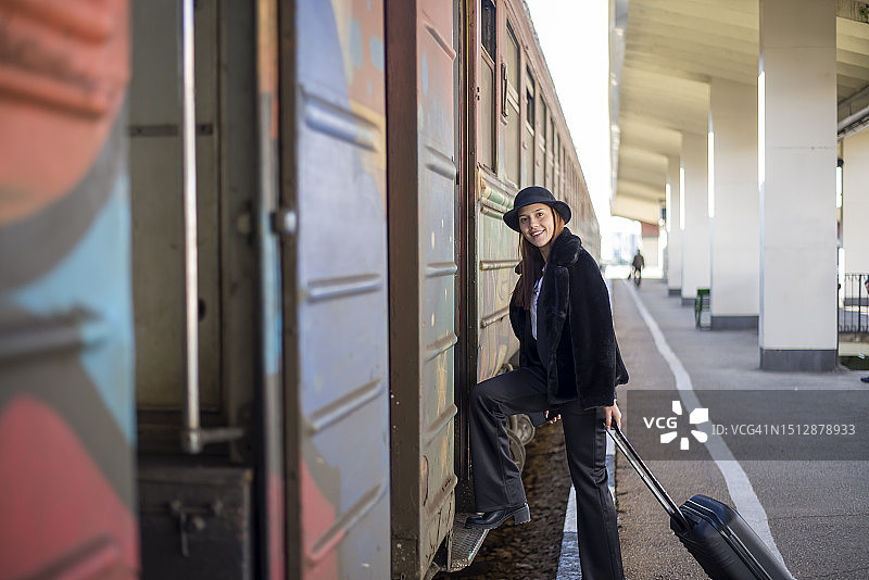 女游客携带行李进入车站候车图片素材