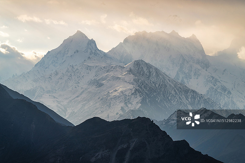 巴基斯坦北部罕萨山谷的秋日风光与河流图片素材