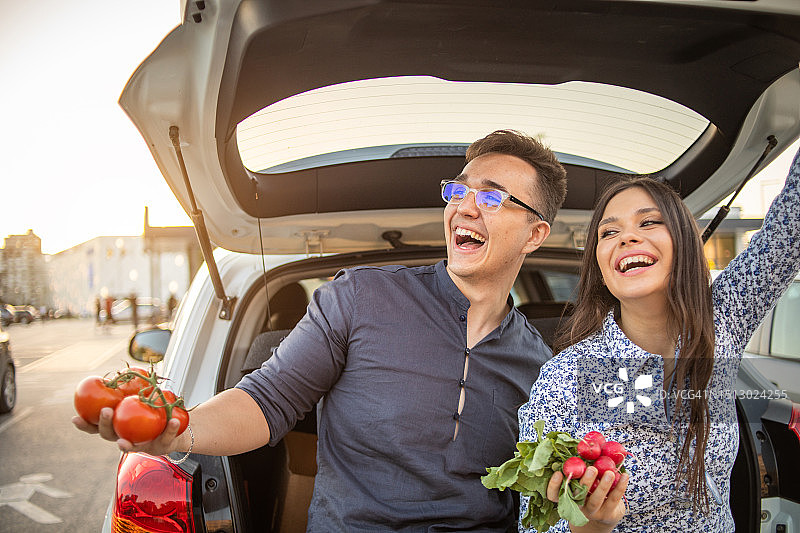 我们总喜欢在超市购物图片素材