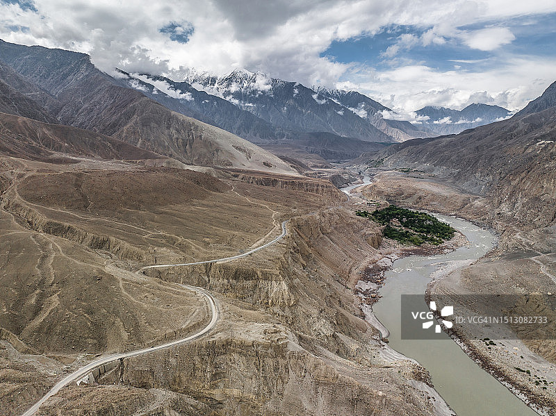 喀喇昆仑公路航拍景观，位于巴基斯坦北部吉尔吉特-巴尔蒂斯坦地区图片素材