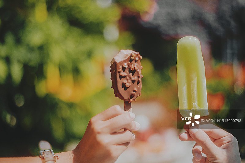 手拿巧克力冰棒特写图片素材