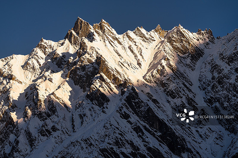 巴基斯坦北部罕萨山谷喀喇昆仑山脉日出景观特写图片素材