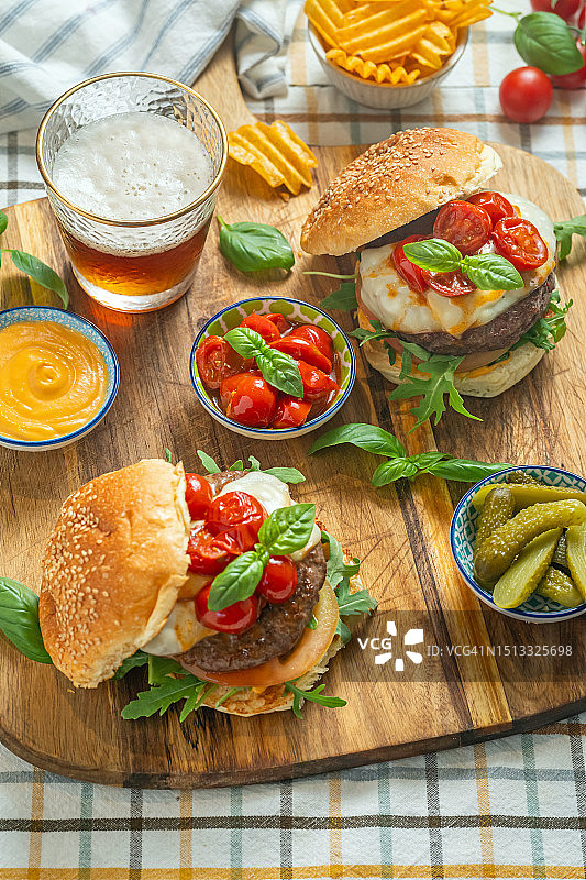 烤番茄奶酪汉堡图片素材