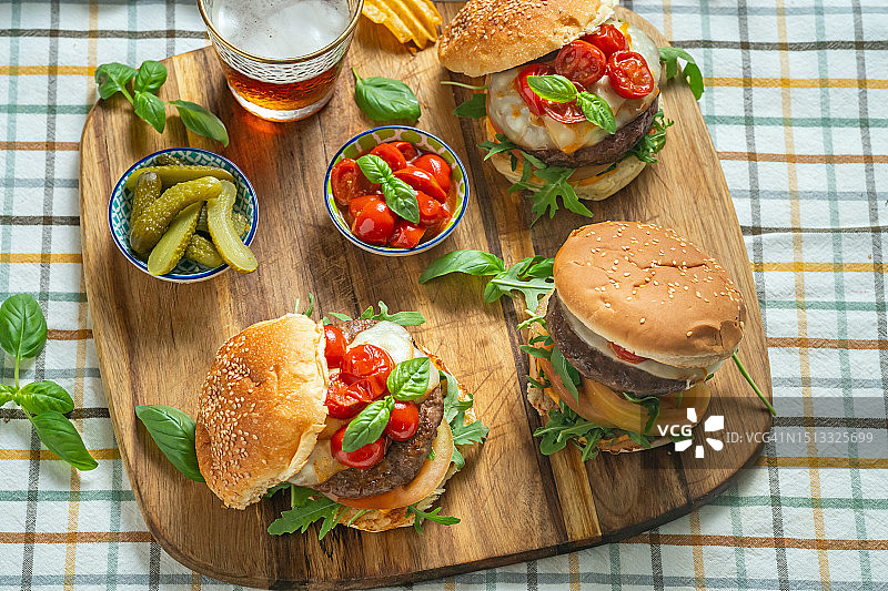 烤番茄奶酪汉堡图片素材