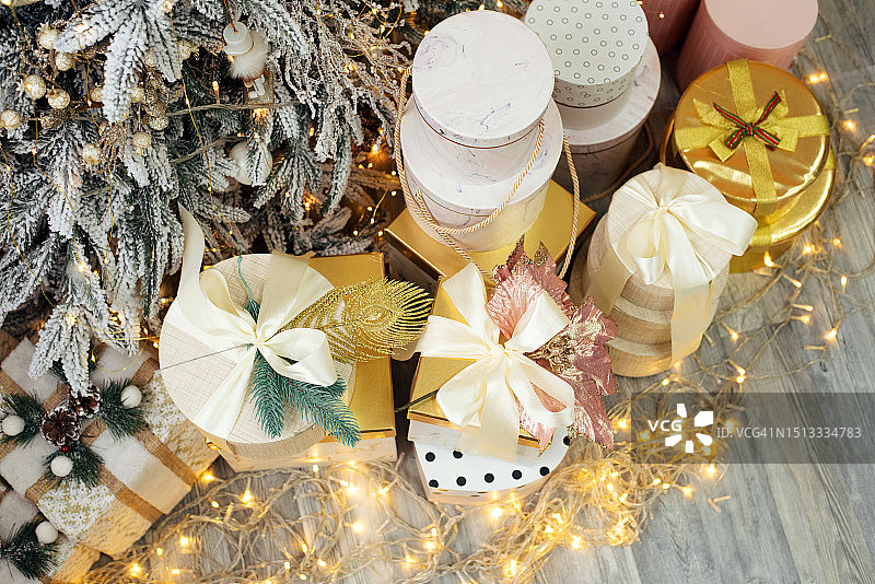 圣诞树下的许多礼物图片素材