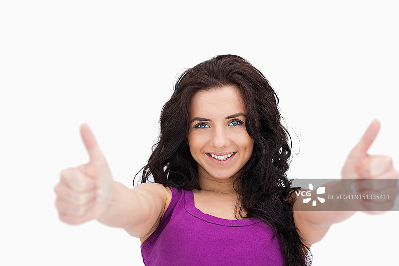 竖起大拇指的漂亮女学生图片素材